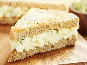 כריך עם סלט ביצים