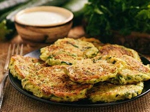 לביבות קישואים מוגשות לצד סלט ביצים וירקות