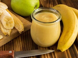 מחית בננה, תפוח ותמר 