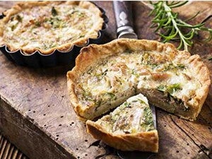 פשטידת טונה מוגשת עם ביצה קשה וירקות חתוכים 