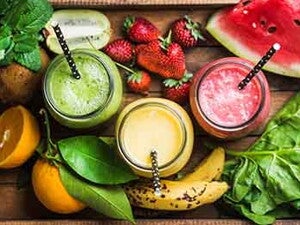 שייק יוגורט ופירות