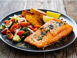 סלמון תפוח אדמה וסלט ירקות