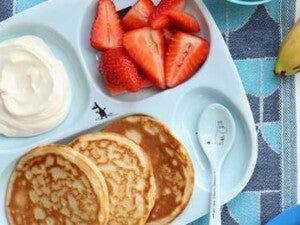 פנקייקס בצלחת עם תותים