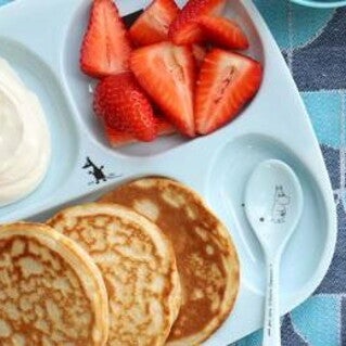 פנקייקס בצלחת עם תותים