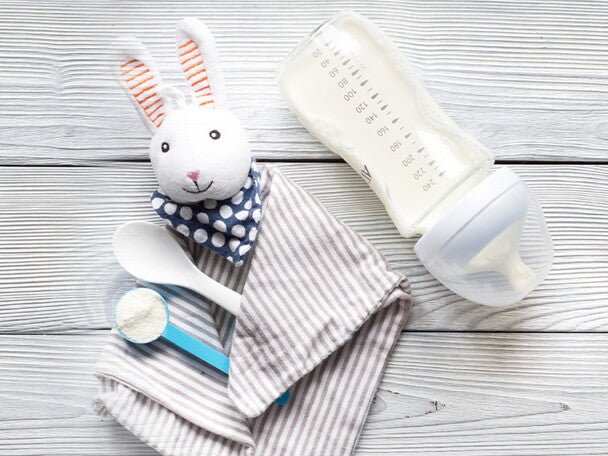 ארנב צעצועה, כפית מטרנה, חיתול טטרה ובקבוק מטרנה