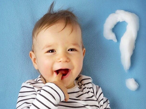 תינוק וסביבו סימני שאלה