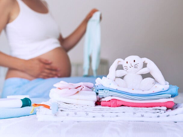 הריונית מכינה תיק ללידה