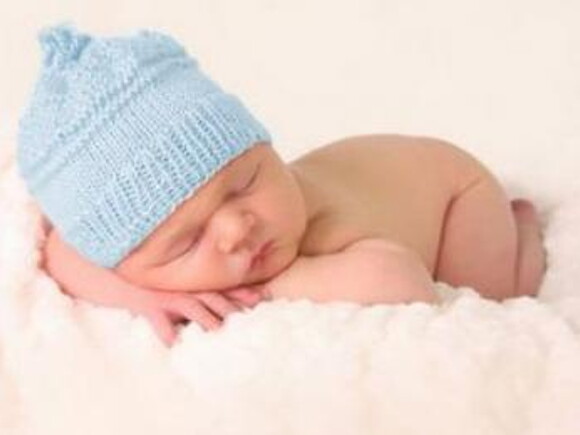 תינוק ישן עם כובע תכלת