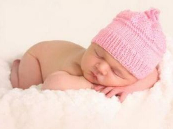 תינוקת ישנה עם כובע ורוד