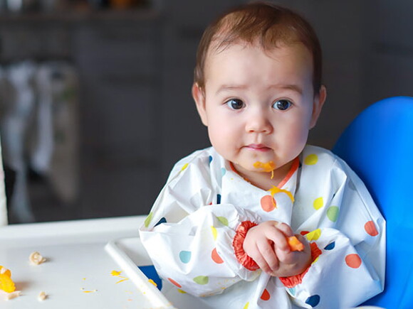 מדוע להמשיך להניק כשהתינוק שלי כבר אוכל מזון מוצק?