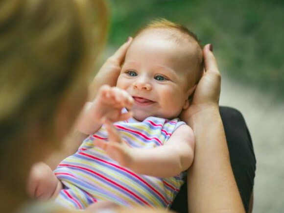 תינוק מחייך לאימו - מחשבון התפתחות התינוק