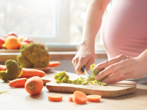 הריונית חותכת סלט - תזונה בהריון