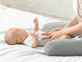 אמא מעסה את הבן של תינוקה