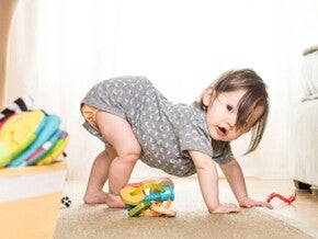 תינוק מביט במבט מופתע