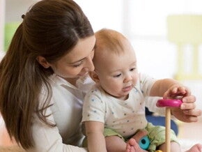 חיזוק הביטחון העצמי - אמא ותינוק משחילים טבעות במשחק