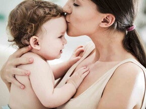 אמא מנשקת תינוק בוכה 