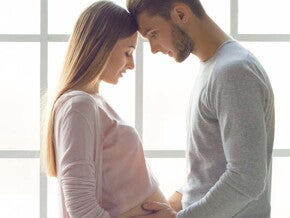 זוג הריונים מאוהב