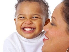 אמא ותינוק צוחקים יחד