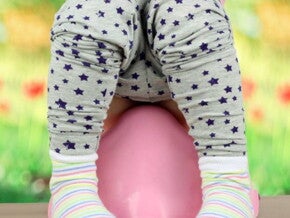 תינוק יושב על סיר