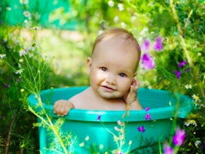 תינוק בתוך גיגית