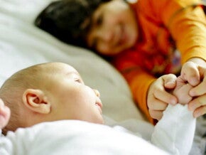 פעוט מחזיק את ידו של תינוק קטן