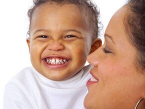 תינוק ואימו צוחקים