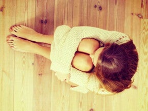 אישה יושבת על הרצפה