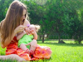 אמא ותינוק על הדשא