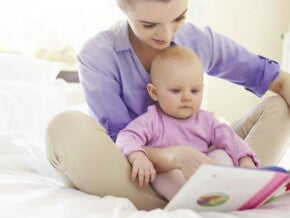 אמא מקריאה סיפור לתינוקת קטנה