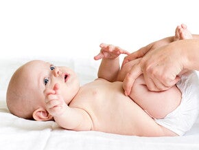 תינוק שרגליו מורמות כלפי מעלה