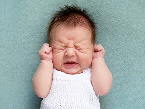 תינוק סובל מקוליק