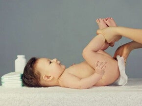 אמא מחתלת את תינוקה