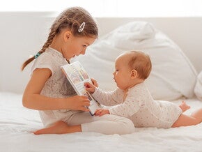 שני אחים משחקים יחד