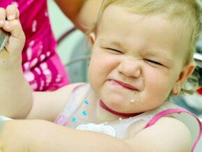 תינוקת בת שנה אוכלת