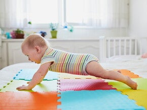 תינוק עומד על ארבע