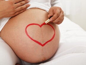 לב אדום על בטן הריונית