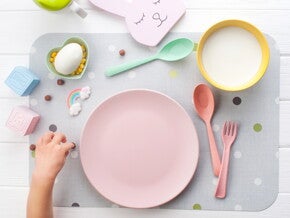 מבט על על שולחן אוכל לילד