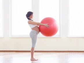 אישה הרה עם כדור