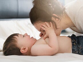 אם מנשקת את בטן בנה