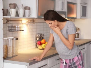 אישה הרה עם בחילה