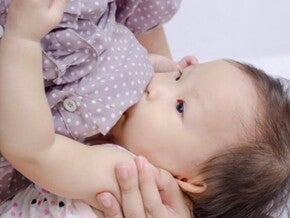 תינוקת יונקת