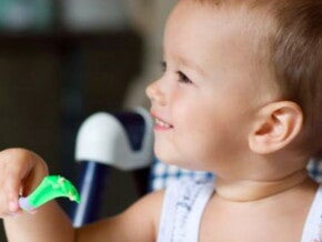 ילד כבן שנתיים אוכל