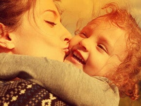 חיבוק בין אמא לפעוט