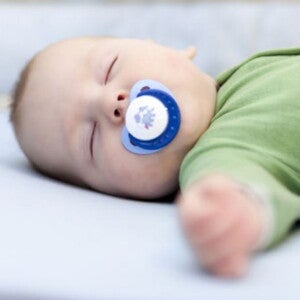 תינוק ישן עם מוצץ