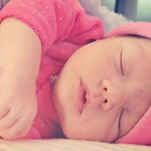 תינוקת ישנה על הצד