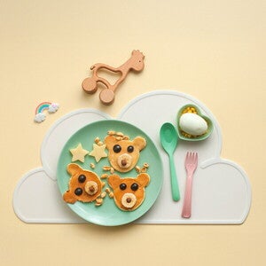 צלחת ירוקה ועליה פנקייקים בצורת דובונים לארוחת ערב