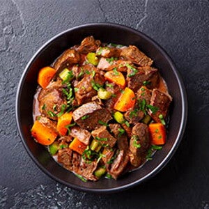 גולאש בשר עם ירקות 