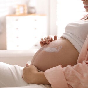 סימני מתיחה על בטן הריונית