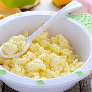 מתי כדאי להציע לתינוק חיטה, ביצים או אגוזים?