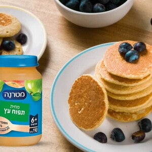 מתכונים בשילוב מחיות מטרנה. ערימת פנקייקים על צלחת ולצידה מחית מטרנה